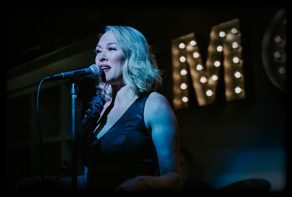Live jazz vocalist performing at Monzú
